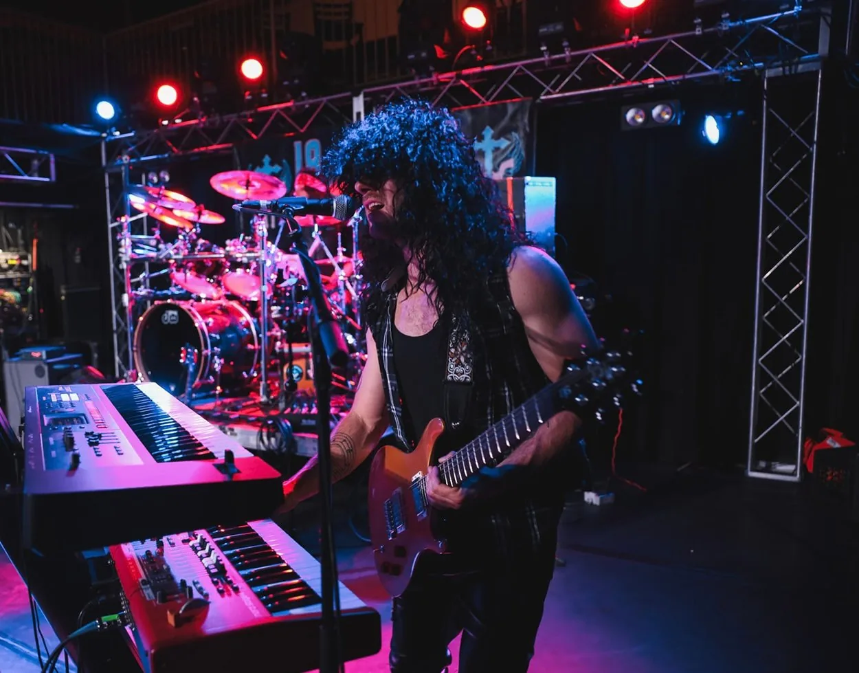 Keyboard and guitar during the set